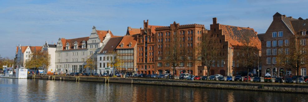 Gebäude am Wasser