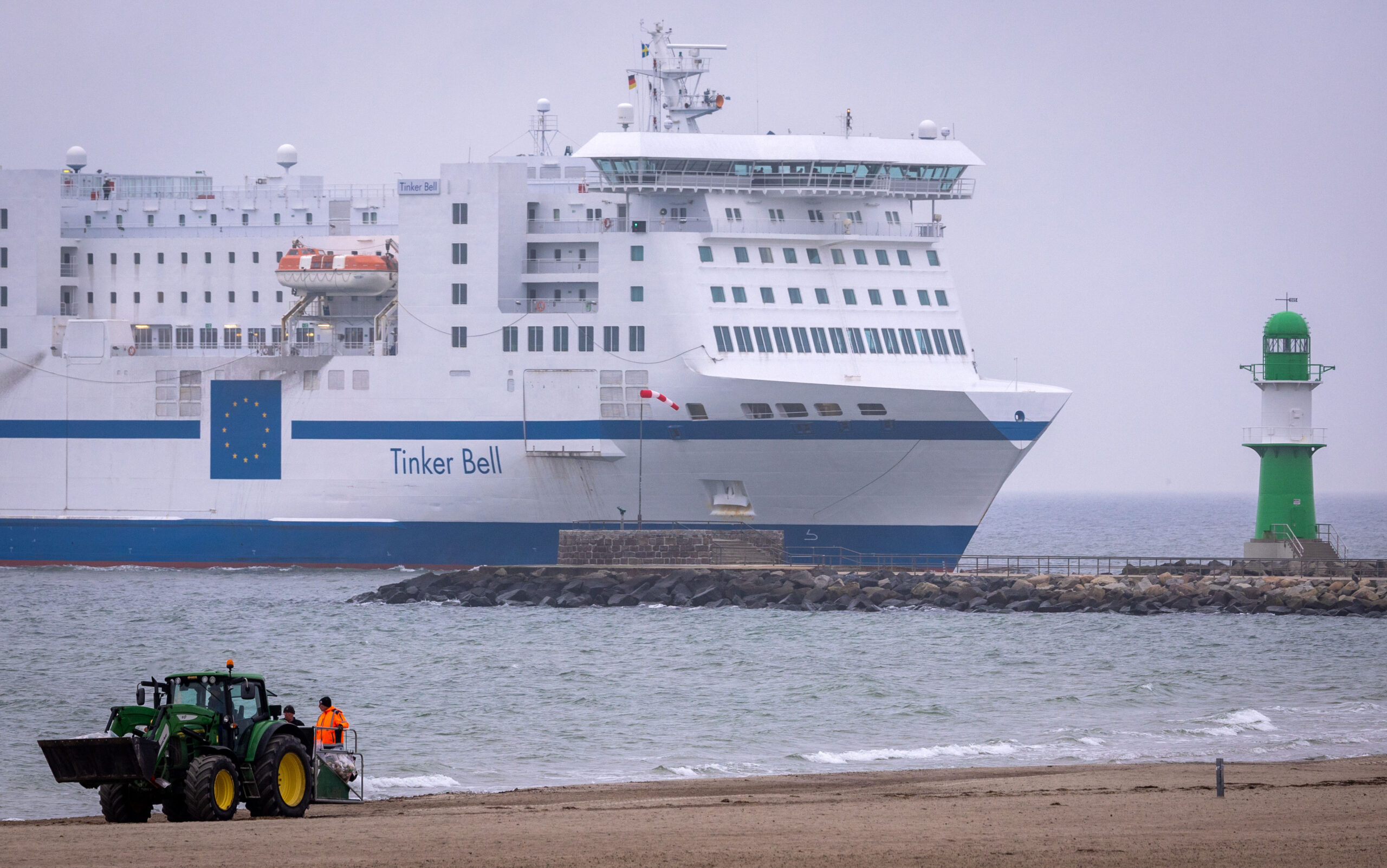 Das Fährschiff „Tinker Bell“ der Reederei TT-Line läuft am Morgen in den Seehafen Rostock ein.