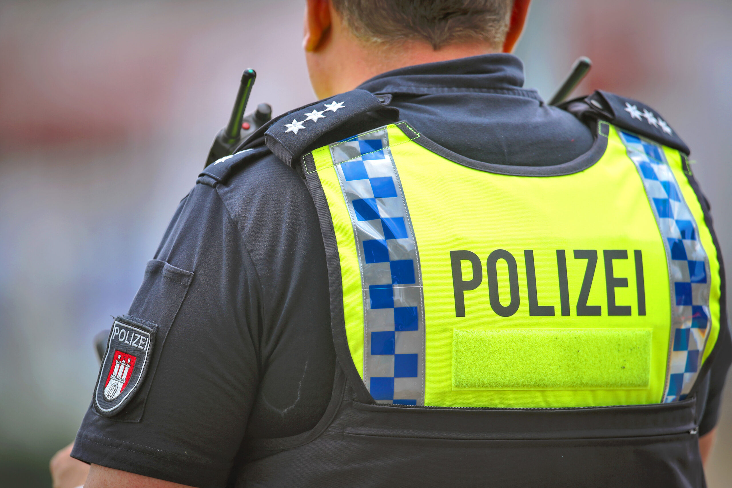 Nahaufnahme Polizist mit Schutzweste und Schriftzug Polizei