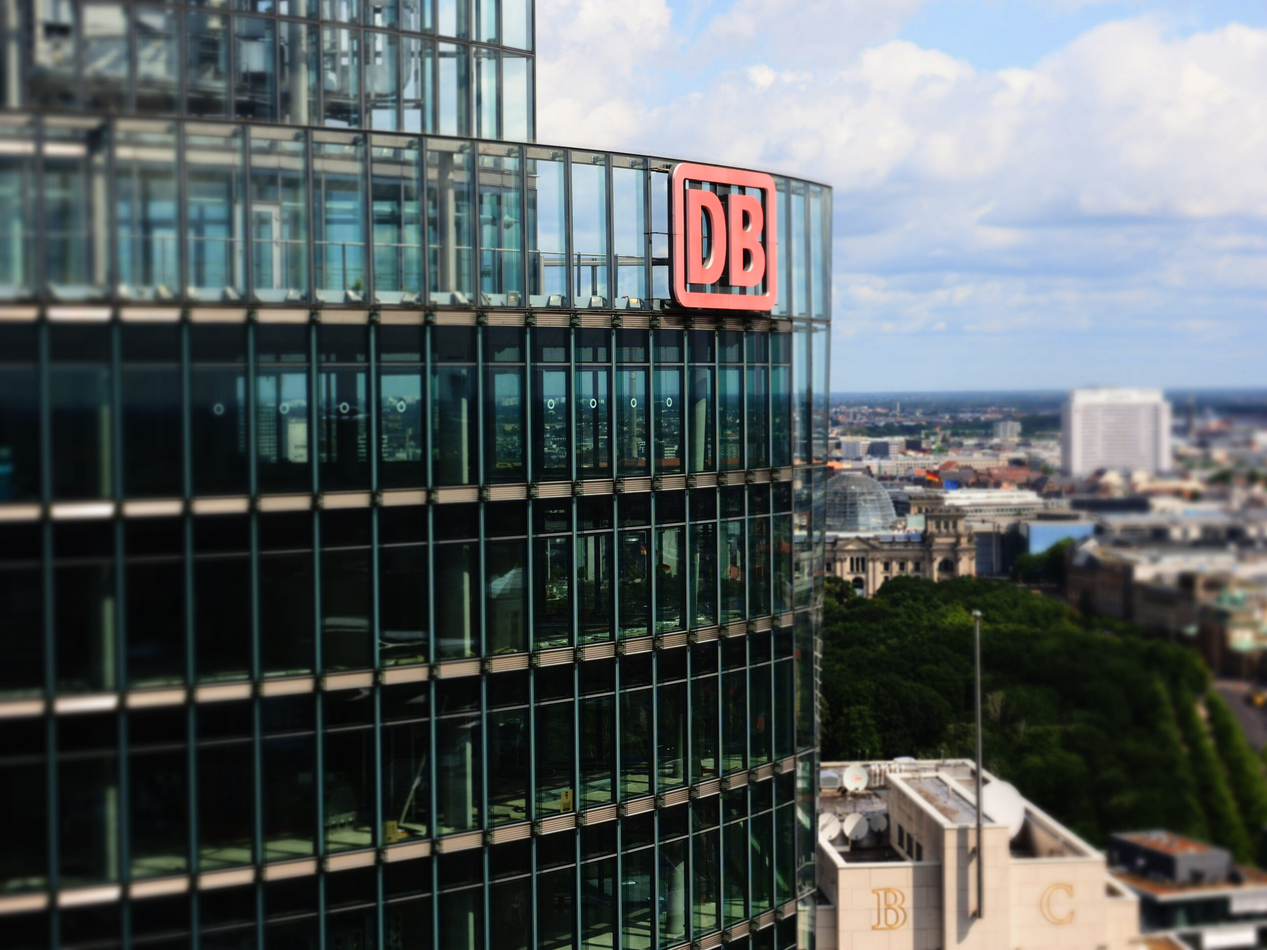 Die Zentrale der Deutschen Bahn am Potsdamer Platz in Berlin (Archivbild).