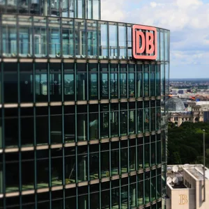 Die Zentrale der Deutschen Bahn am Potsdamer Platz in Berlin (Archivbild).