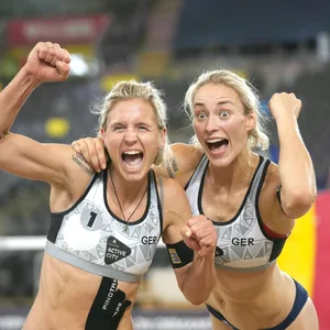 Laura Ludwig und Louisa Lippmann jubeln