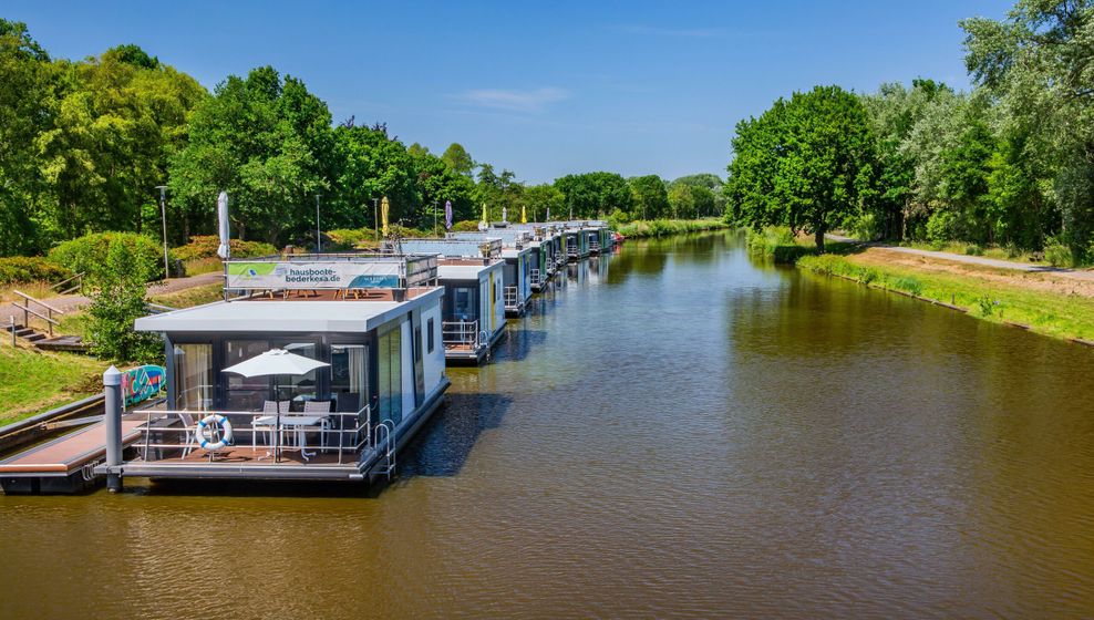Eine Reihe von Hausbooten auf dem Elbe-Weser-Kanal