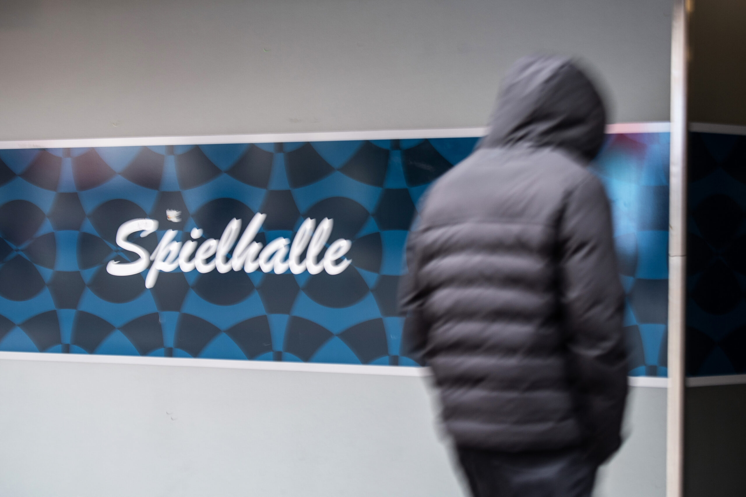 Spielhalle in Winterhude überfallen. Täter droht angestellte mit Messer – Zeugen gesucht