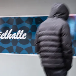 Spielhalle in Winterhude überfallen. Täter droht angestellte mit Messer – Zeugen gesucht