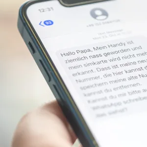 Mann verschickt 44.000 Betrugs SMS in einer Nacht. Hamburger Kripo-Beamte kommen ihm auf die Spur