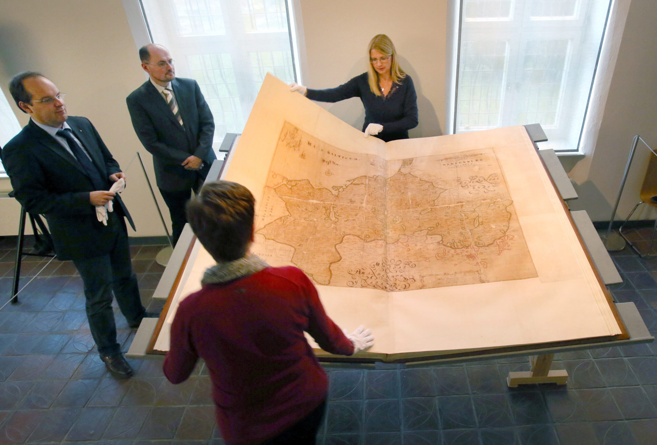 Bei einem Pressetermin 2013 im Kulturhistorischen Museum in Rostock (Mecklenburg-Vorpommern) wird der Rostocker Große Atlas vorgestellt.