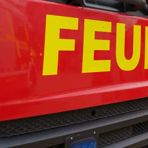 Suff-Fahrer kommt in Brunsbüttel von Straße ab und kracht in Haus. Er hatte 1,98 Promille