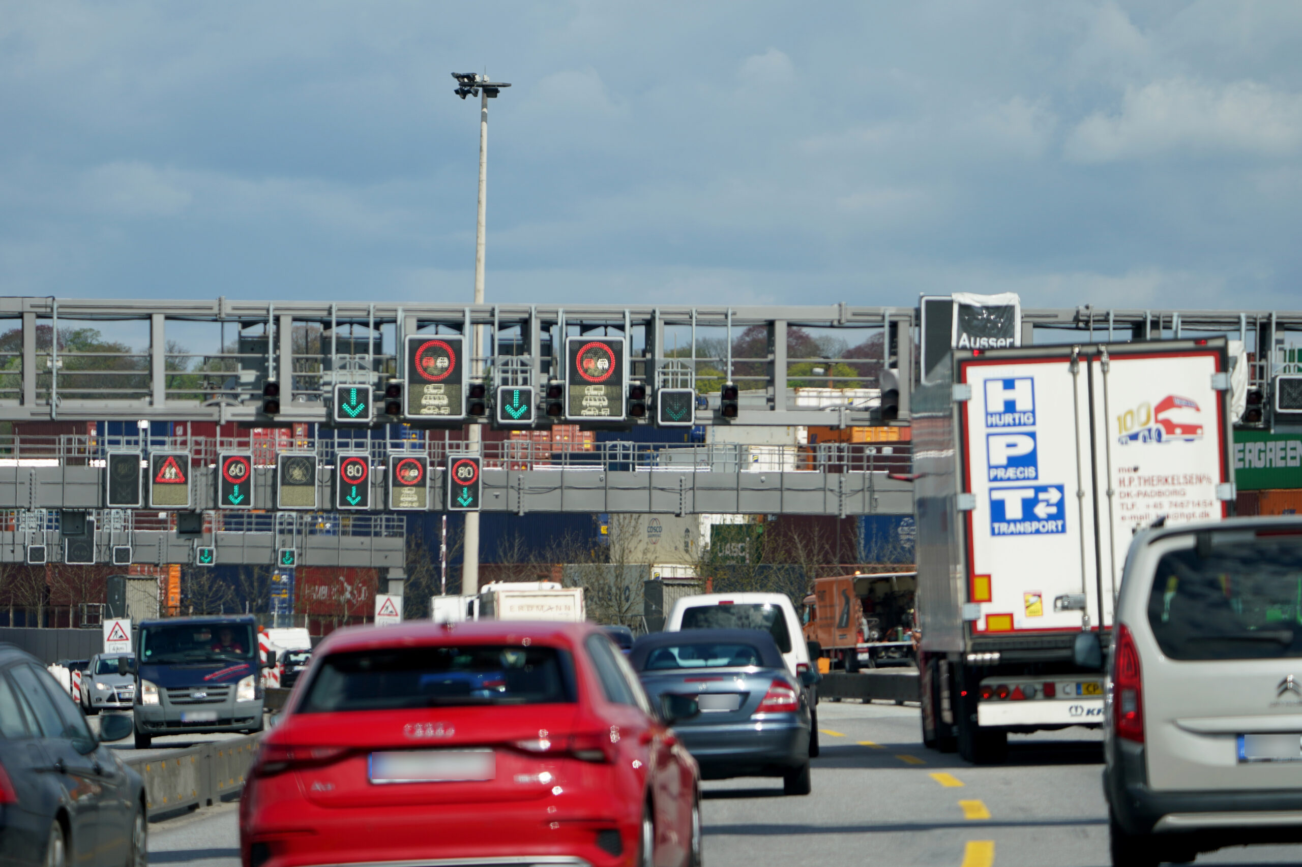 Autos fahren auf der Autobahn A7 in Richtung Norden in den Elbtunnel.