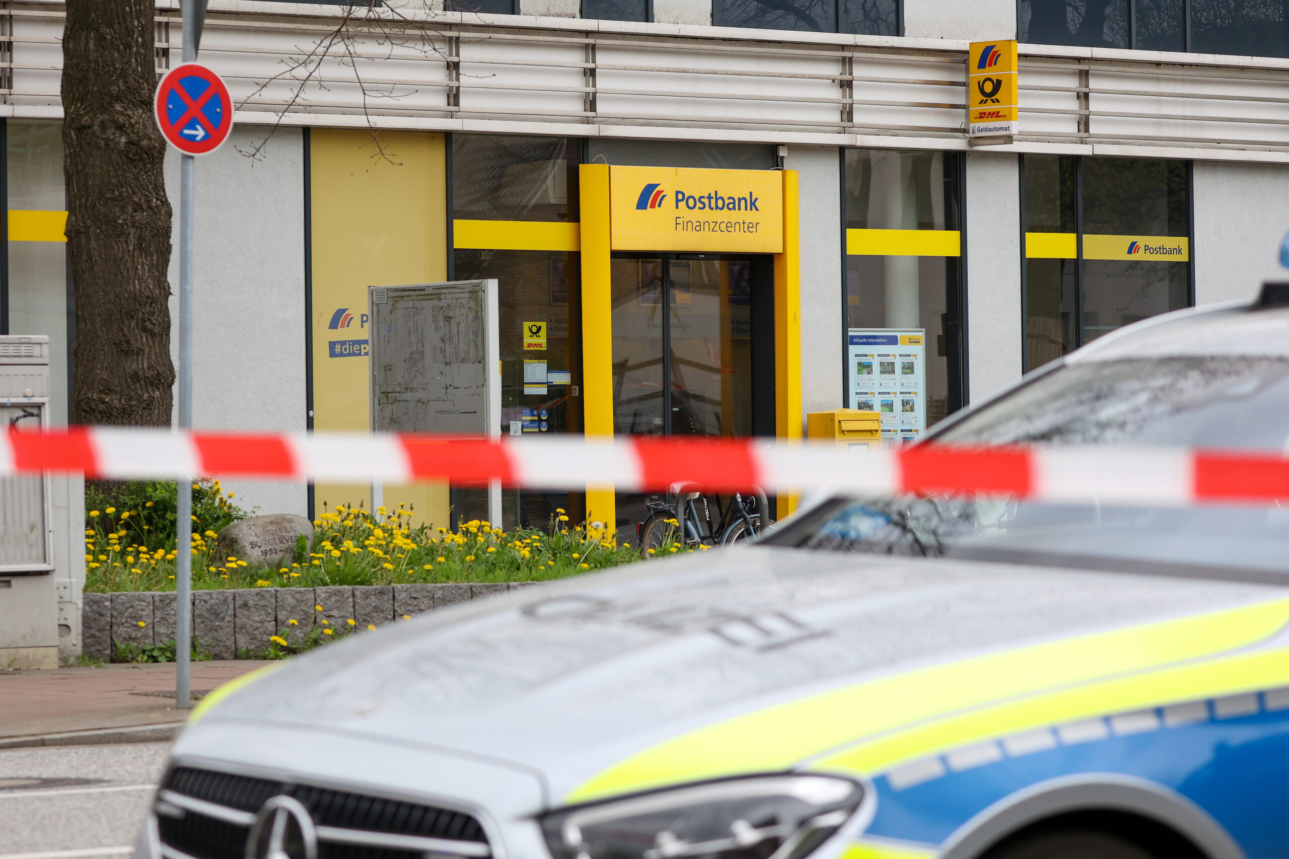 Polizei vor einem Bank-Gebäude