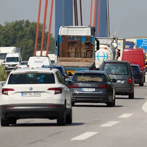 Autos fahren über die Norderelbbrücke
