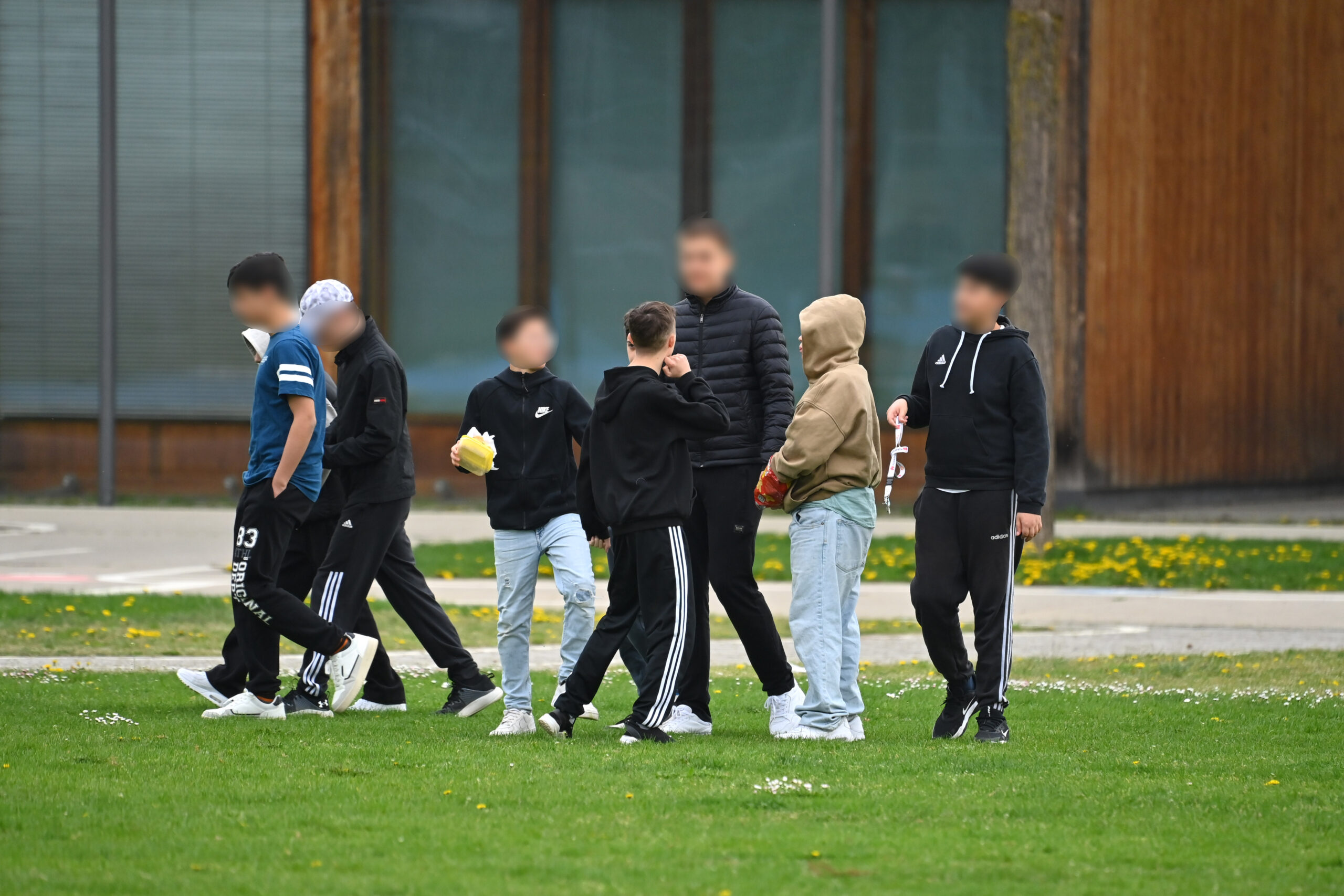 Schüler auf einem Schulhof (Symbolfoto).