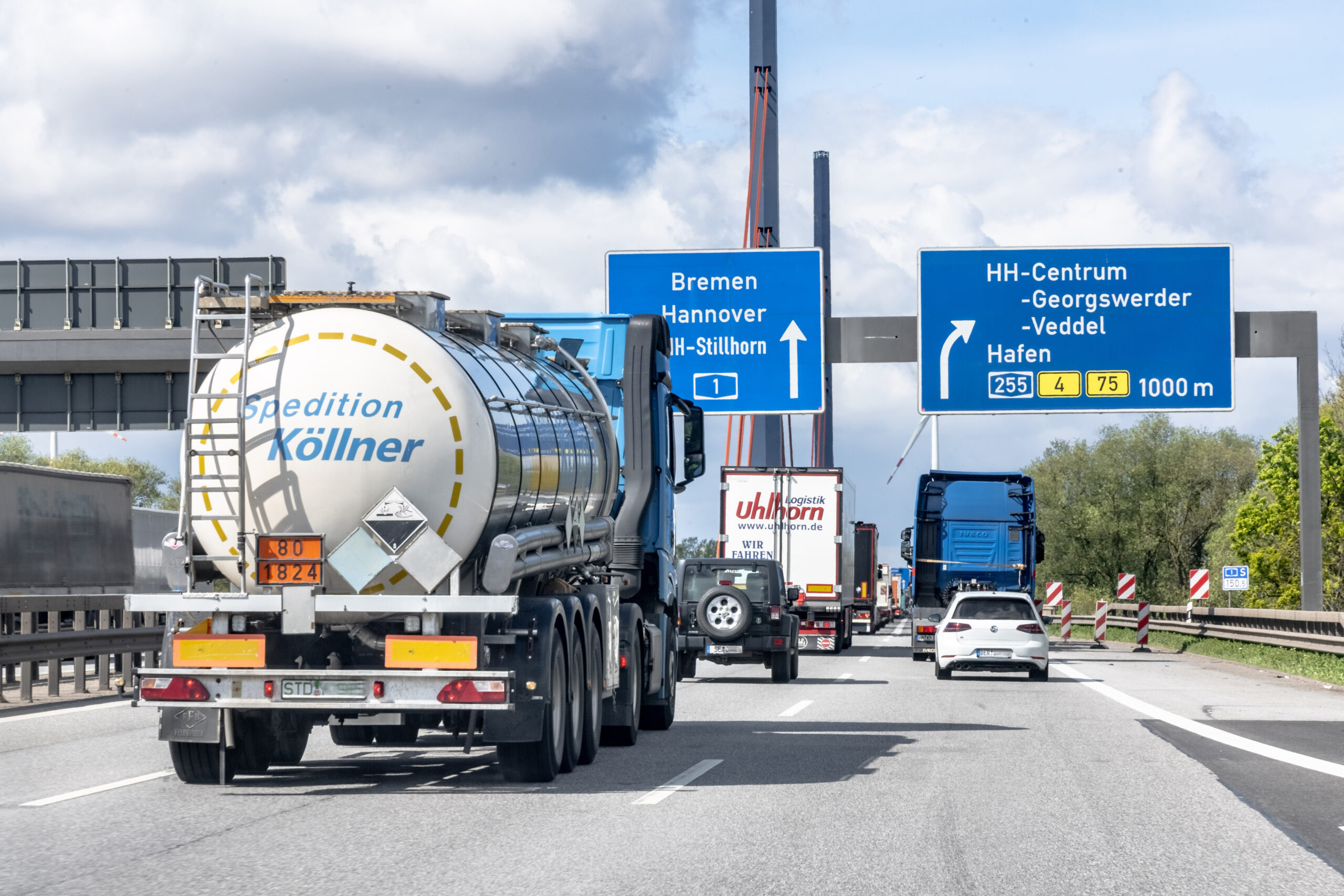 Blick von Ost nach West auf die Autobahn A1 auf der Norderelbbrücke.