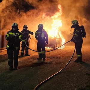 Die Feuerwehr löschte die brennenden Pkw. (Symbolfoto)