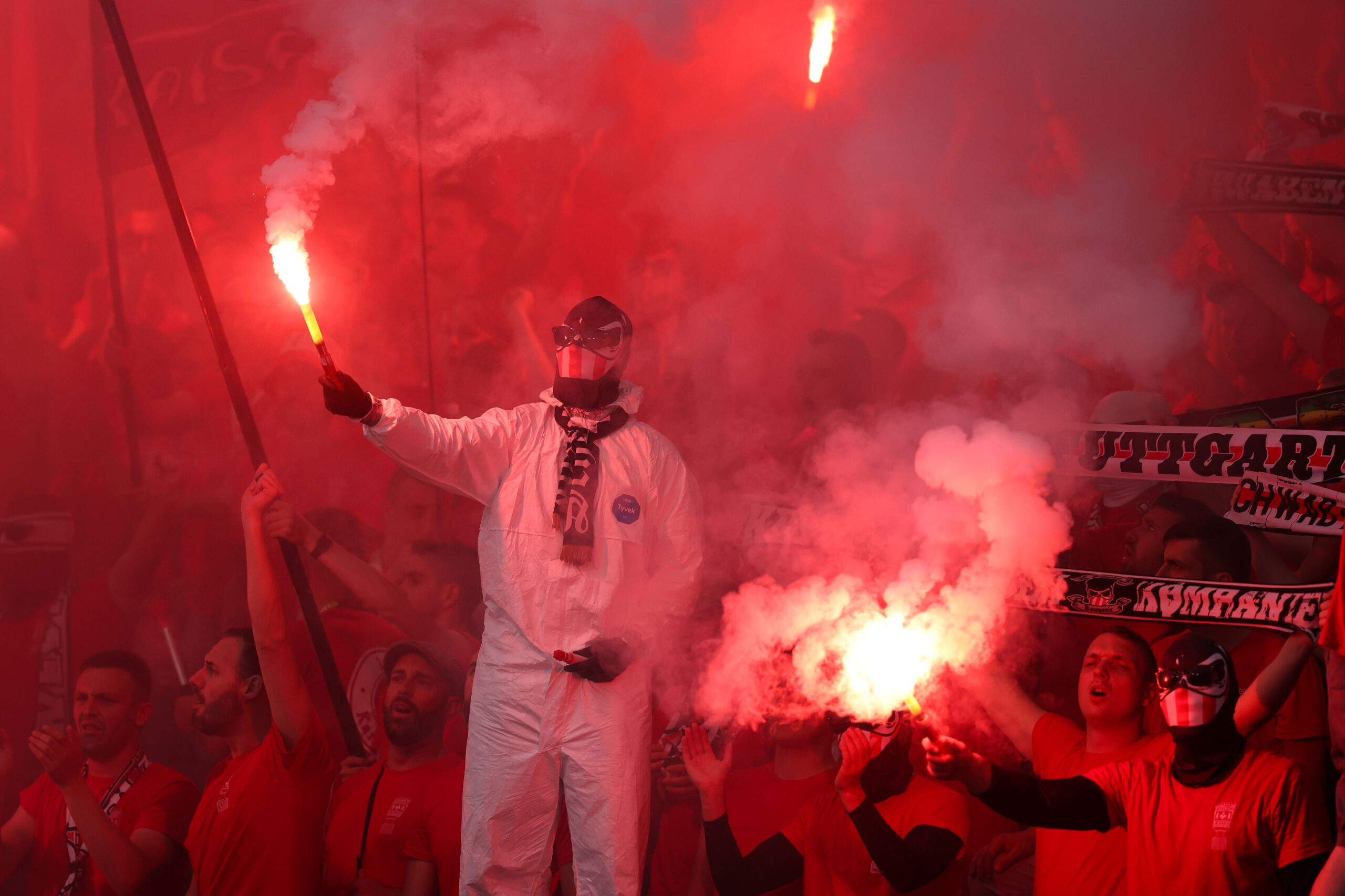 Fans des 1. FC Kaiserslautern zünden Pyrotechnik