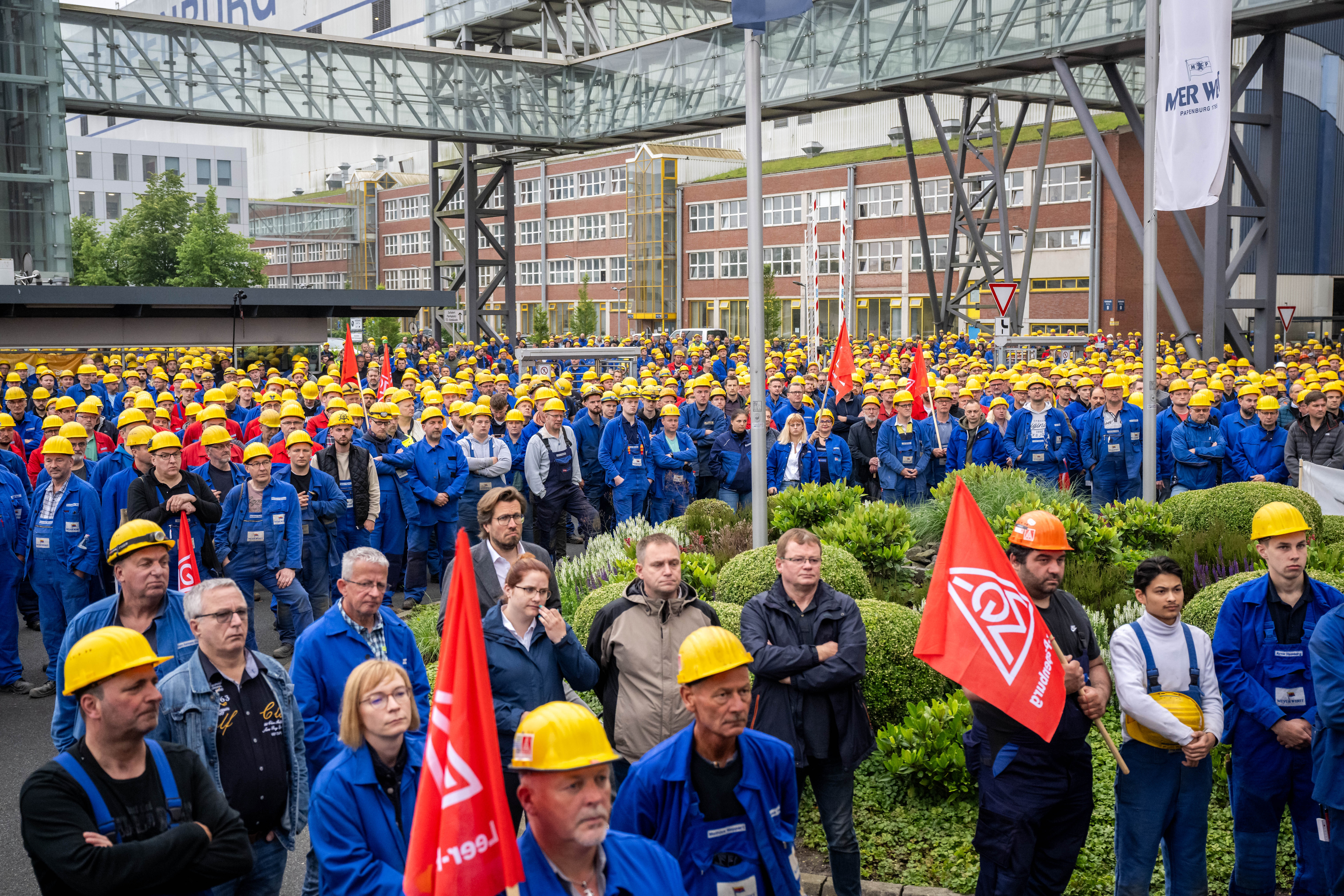 Die Belegschaft der Meyer Werft bei einer Kundgebung der IG Metall.