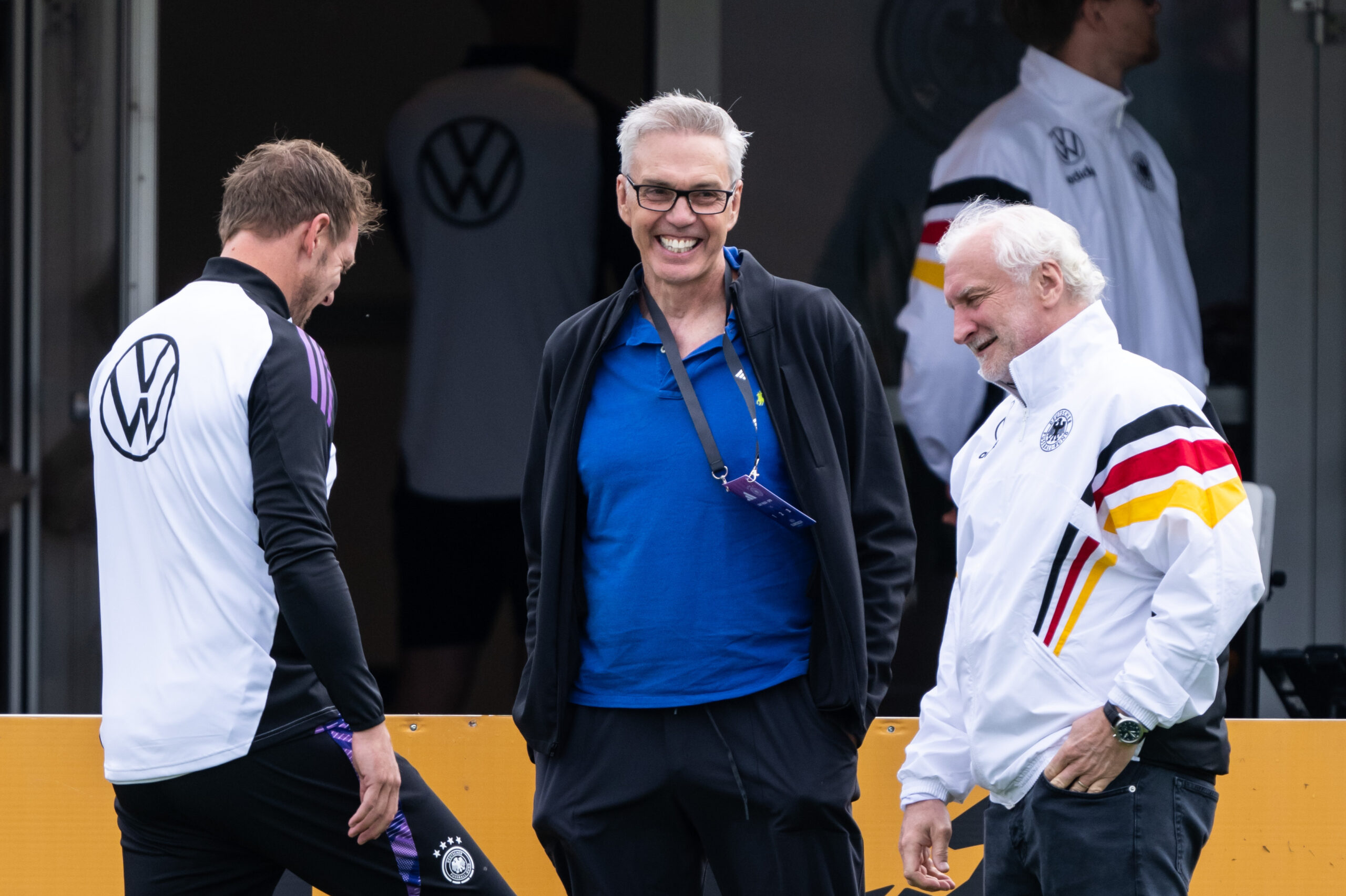 Basketball Bundestrainer Gordon Herbert lacht bei einem Treffen mit Fußball-Bundestrainer Julian Nagelsmann und DFB-Sportdirektor Rudi Völler