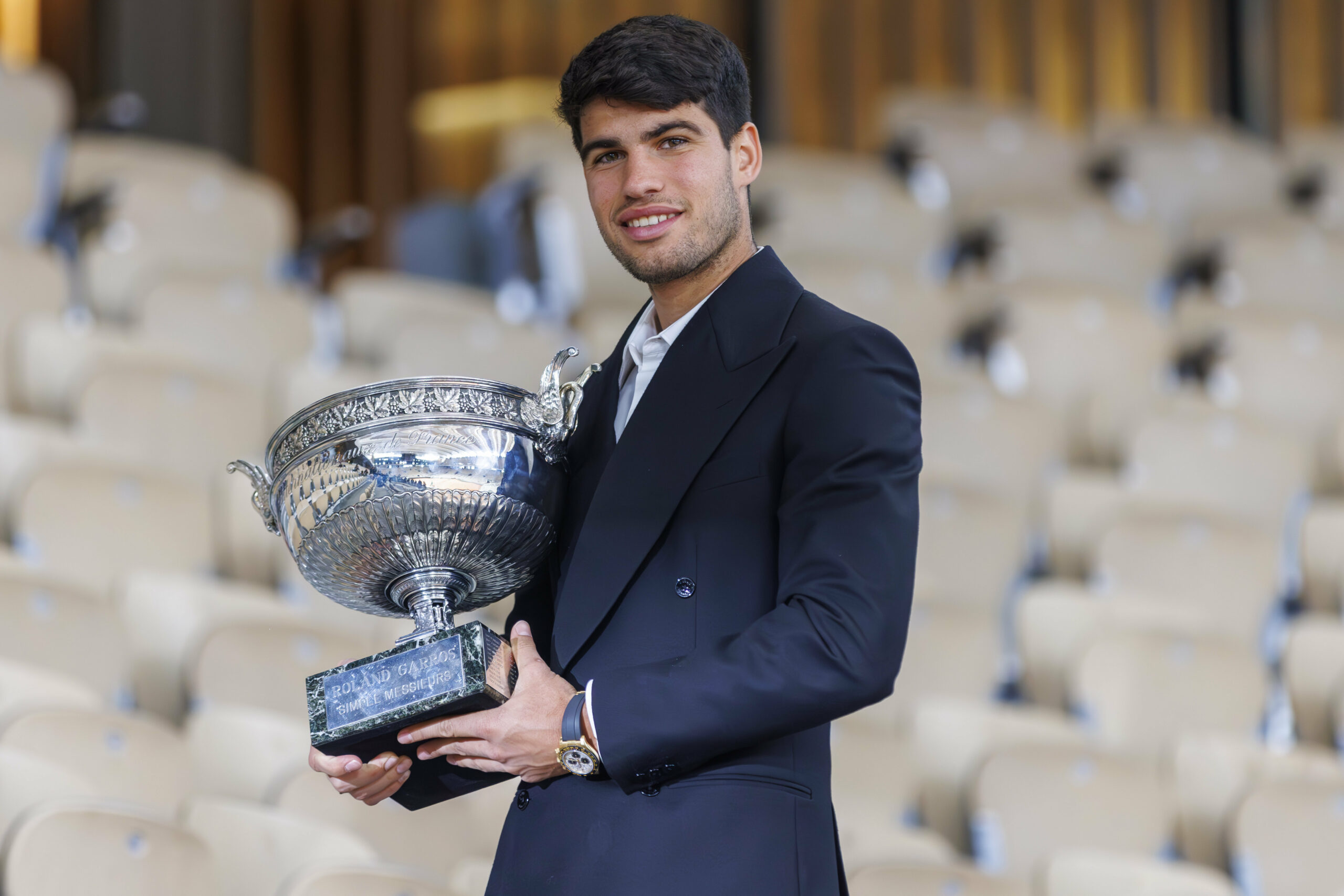 Carlos Alcaraz mit Pokal in Roland Garros