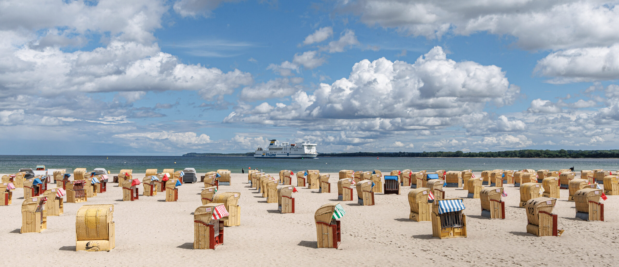 Strandkörbe am Wasser