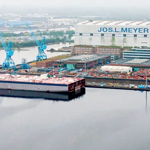 Die Meyer Werft in Papenburg. Dort werden die Schiffe zwar noch gebaut, den Firmensitz hat das Unternehmen aber nach Luxemburg verlegt.