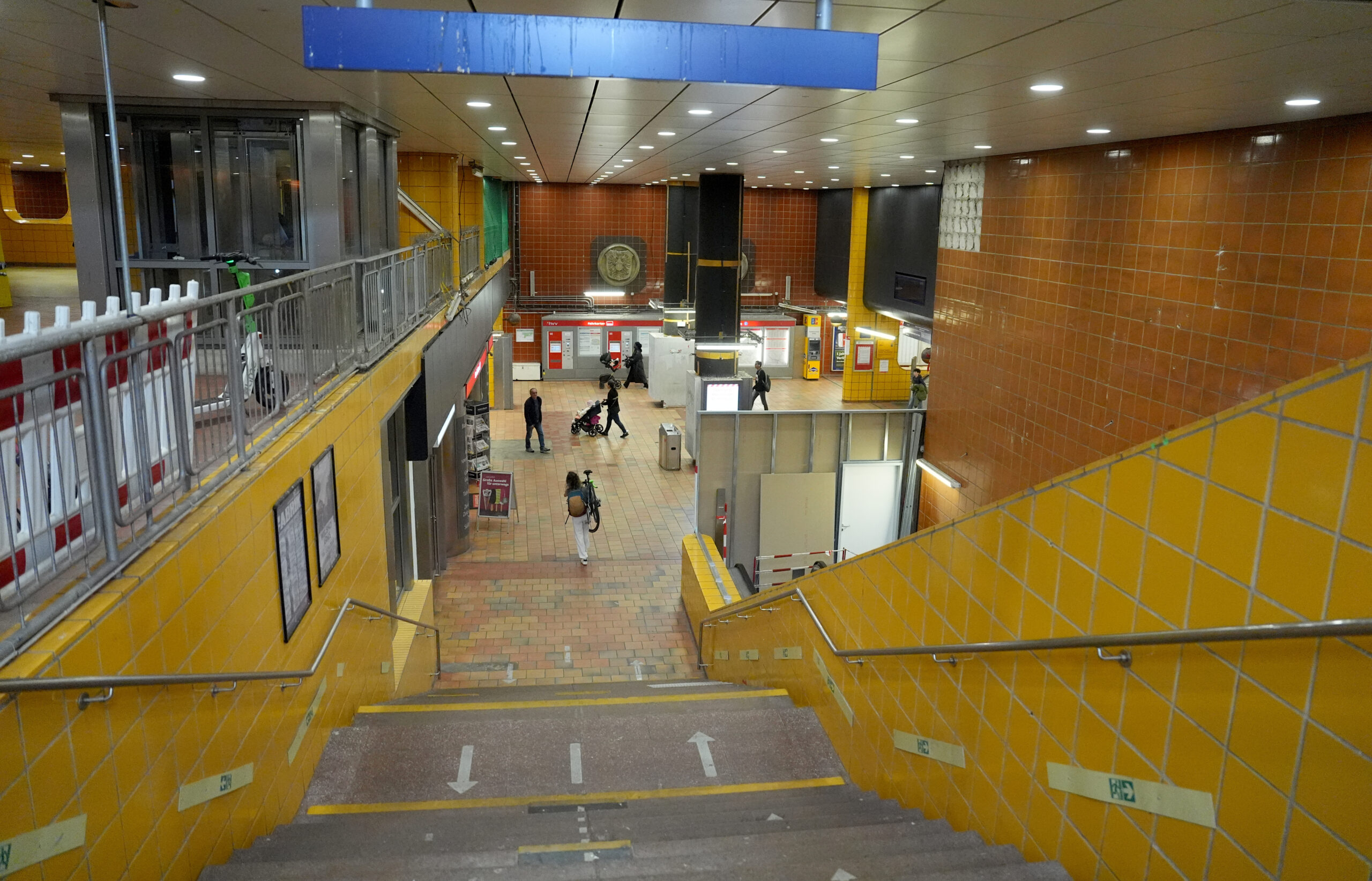 Frau geht zum Telefonieren auf die Gleise im S-Bahnhof Harburg Rathaus. Bundespolizisten holen sie zurück