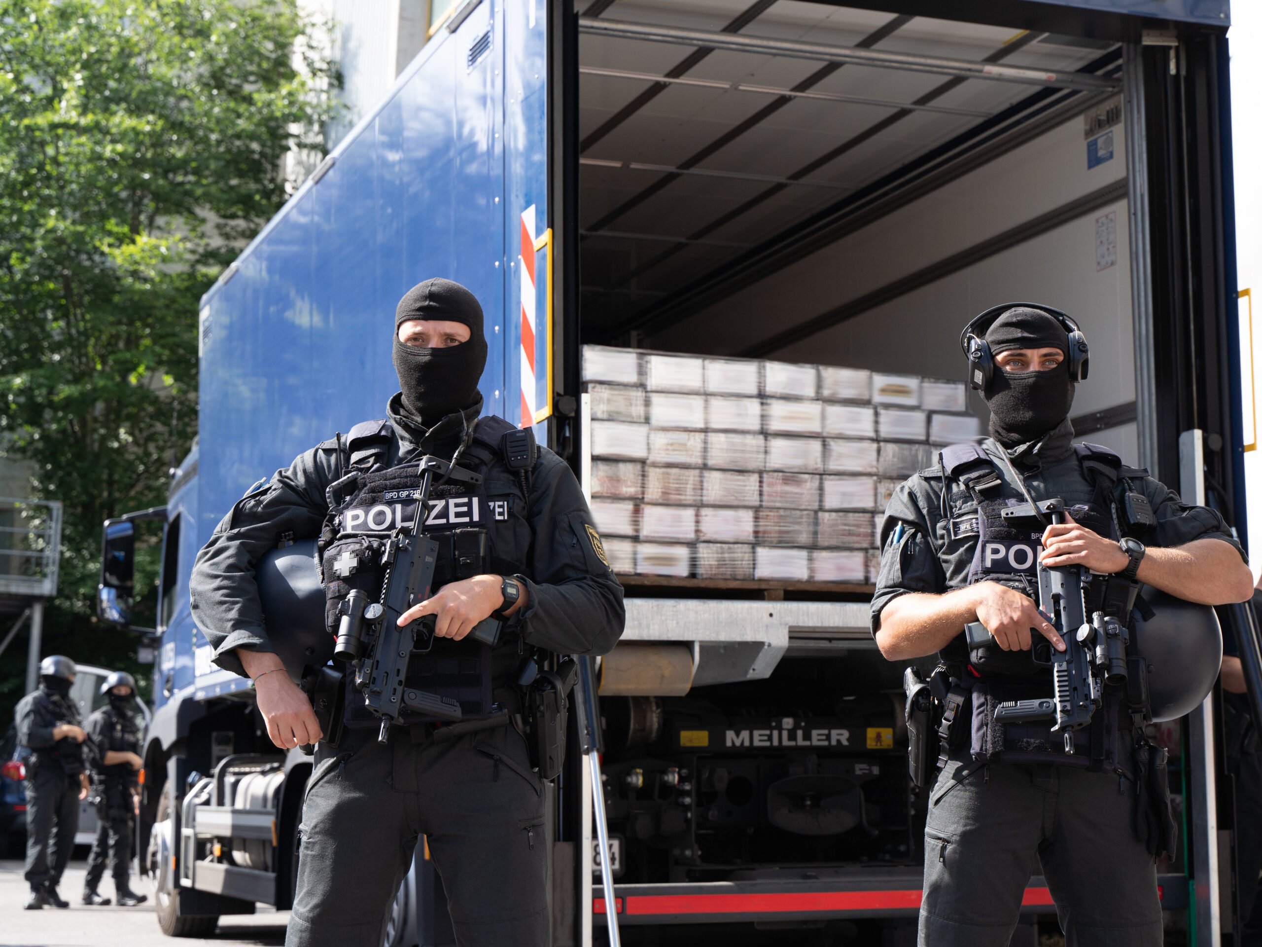 Schwer bewaffnete Polizisten bewachen sichergestelltes Kokain. Die Drogenbanden schleusen immer größere Mengen nach Europa.