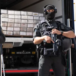 Schwer bewaffnete Polizisten bewachen sichergestelltes Kokain. Die Drogenbanden schleusen immer größere Mengen nach Europa.