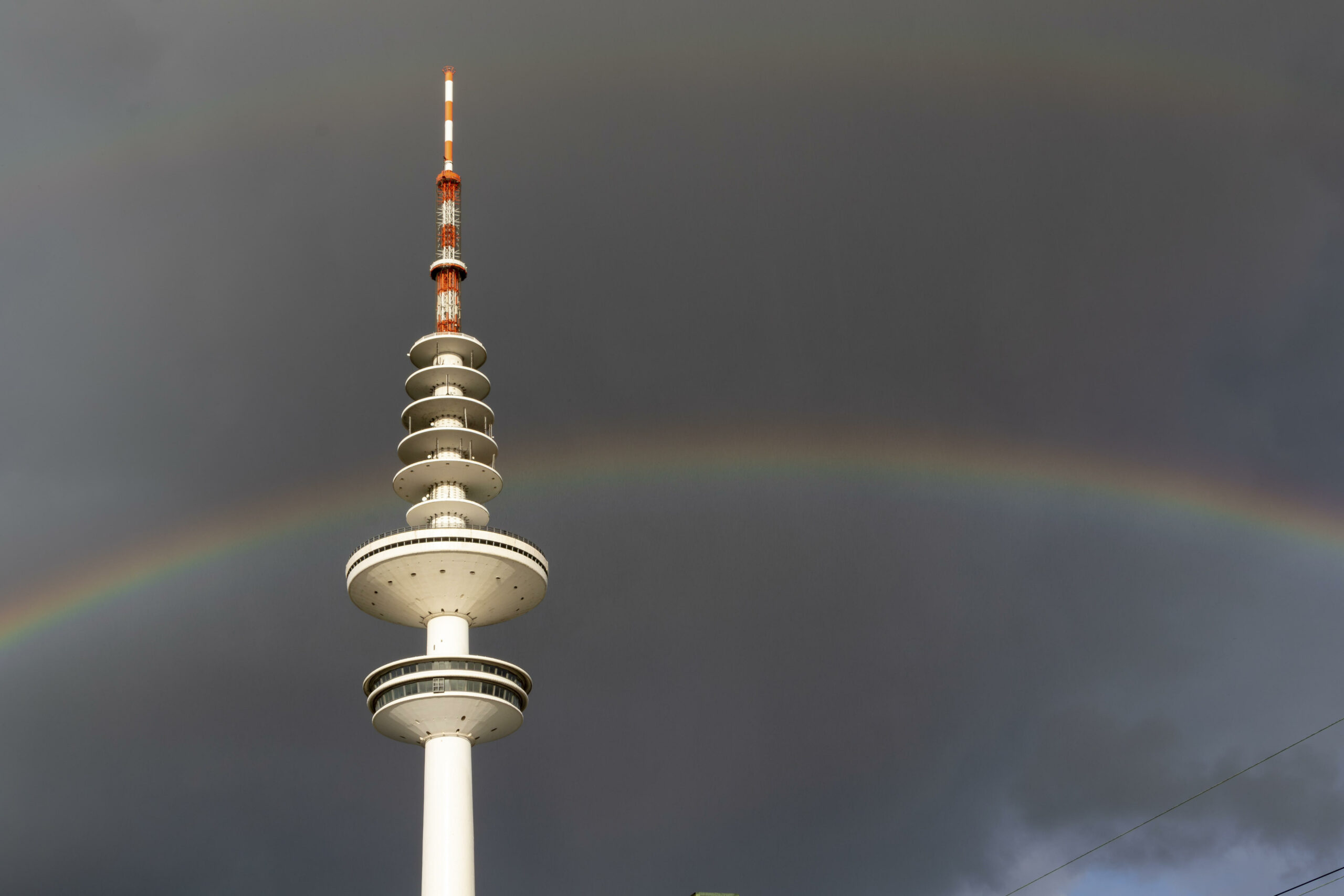 Hamburger Fernsehturm vor einem Regenbogen