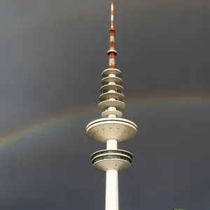 Hamburger Fernsehturm vor einem Regenbogen