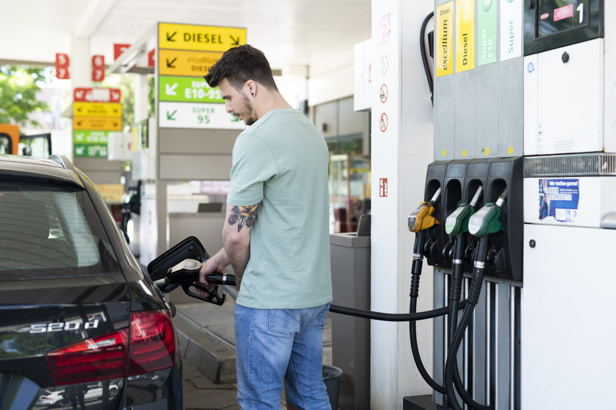 Wer an der Autobahntankstelle tankt, muss deutlich tiefer in die Tasche greifen. (Symbolbild)