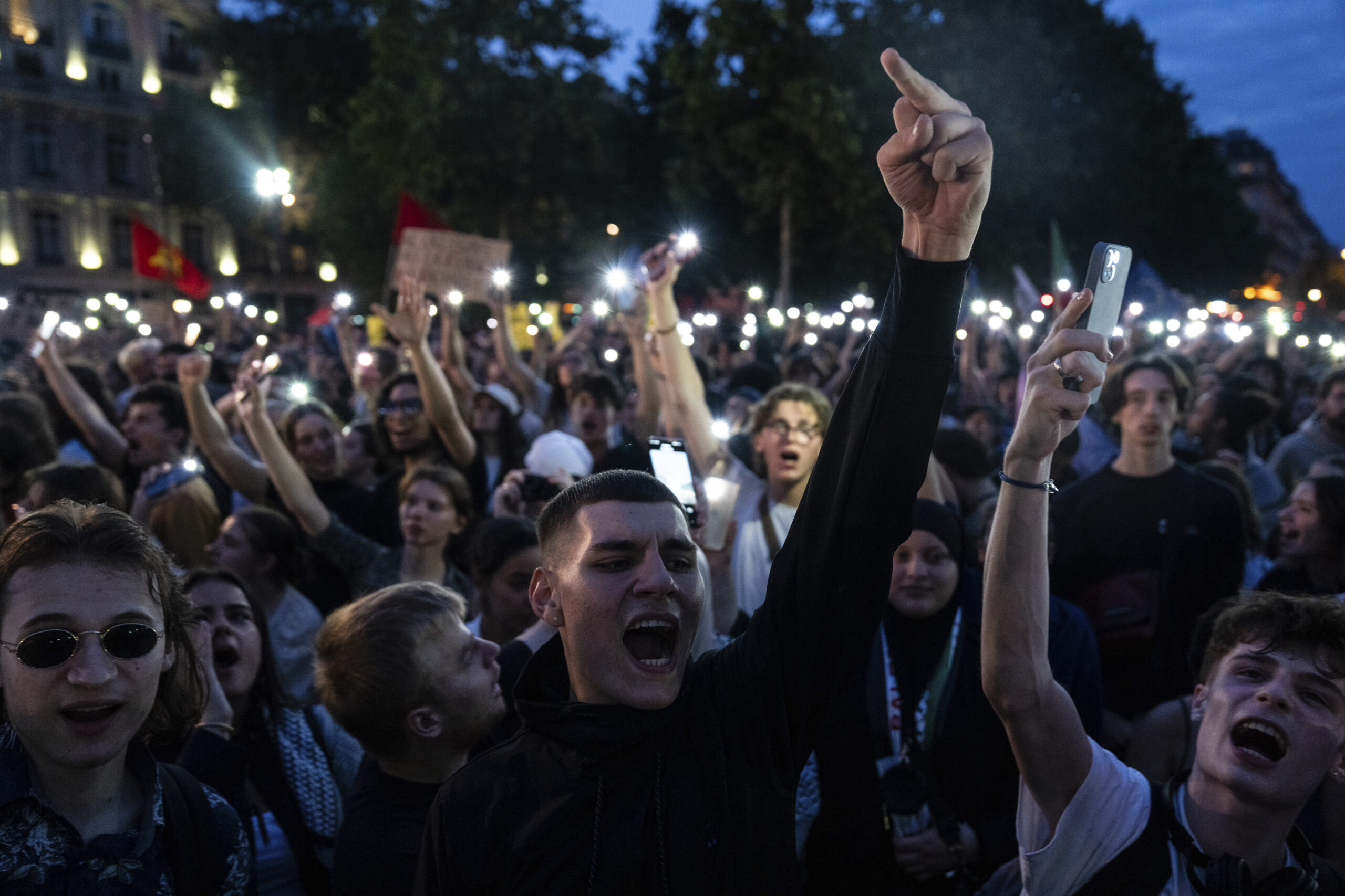 Menschen versammeln sich auf dem Platz der Republik während einer Demo gegen die rechtsnationale Rassemblement National.