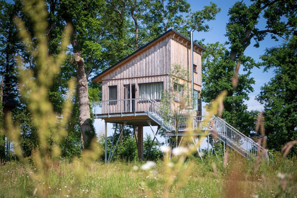 Ein Stelzenhaus vom Baumhaushotel Otterndorf.