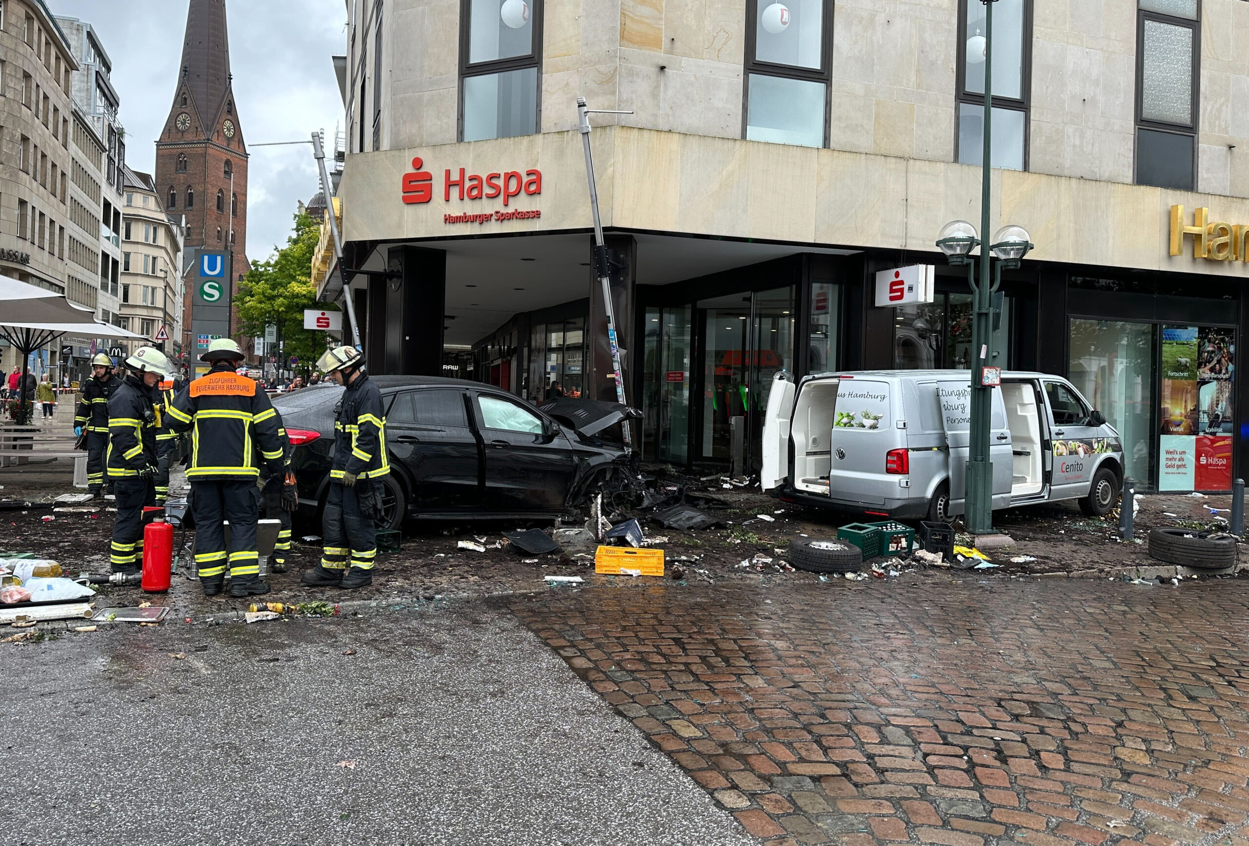 Der erst 18 Jahre alte Fahrer des hochmotorisierten Mercedes-Coupés hat die Kontrolle verloren – ein Mensch starb bei dem Crash in die Haspa-Filiale.