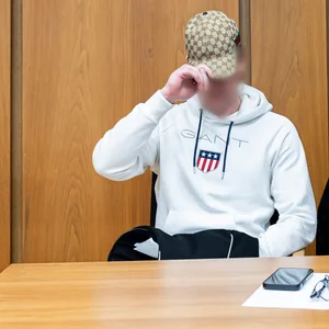 Der Angeklagte (l.) sitzt vor Verhandlungsbeginn in einem Gerichtssaal im Amtsgericht Lehrte. Daneben steht sein Anwalt Christoph Rautenstengel.