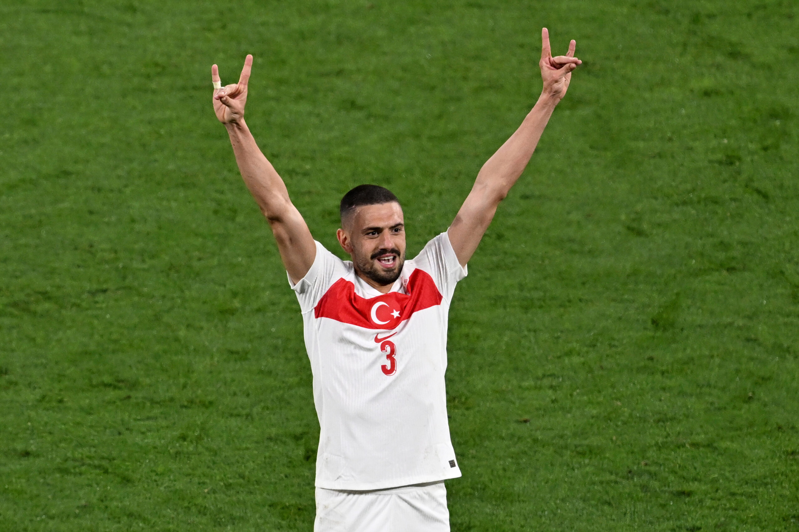 Der türkische Nationalspieler Merih Demiral zeigte nach dem Sieg gegen Österreich den „Wolfsgruß“ – das Erkennungszeichen türkischer Faschisten.