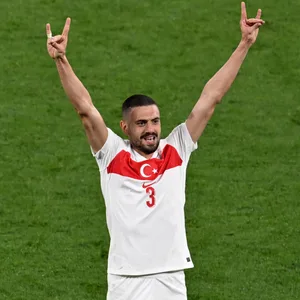 Der türkische Nationalspieler Merih Demiral zeigte nach dem Sieg gegen Österreich den „Wolfsgruß“ – das Erkennungszeichen türkischer Faschisten.
