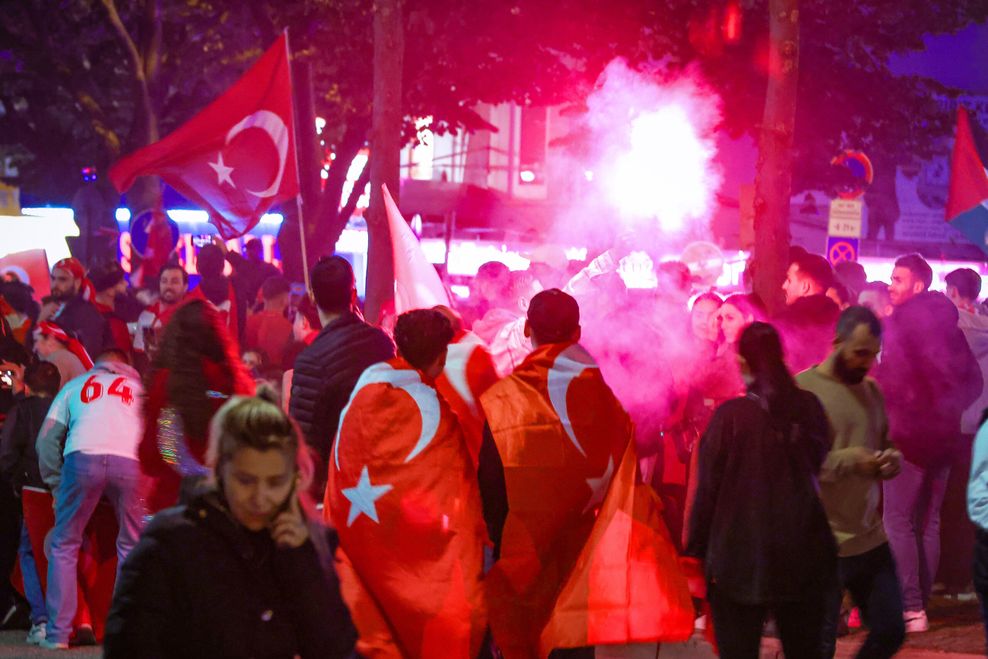 Nach dem Sieg der Türkei haben Tausende Fans in Hamburg gefeiert.