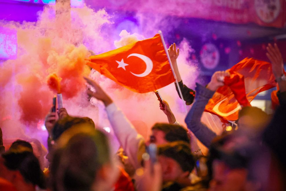 Fans feiern auf St. Pauli den Sieg der Türkei.