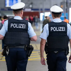 Beamte der Bundespolizei laufen auf einem Bahnhof Streife (Symbolbild).