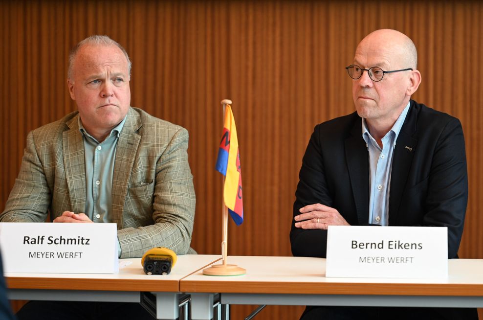 Ralf Schmitz (links), Chief Restructuring Officer und Unternehmenschef Bernd Eikens bei der Pressekonferenz zur Lage der Werft.