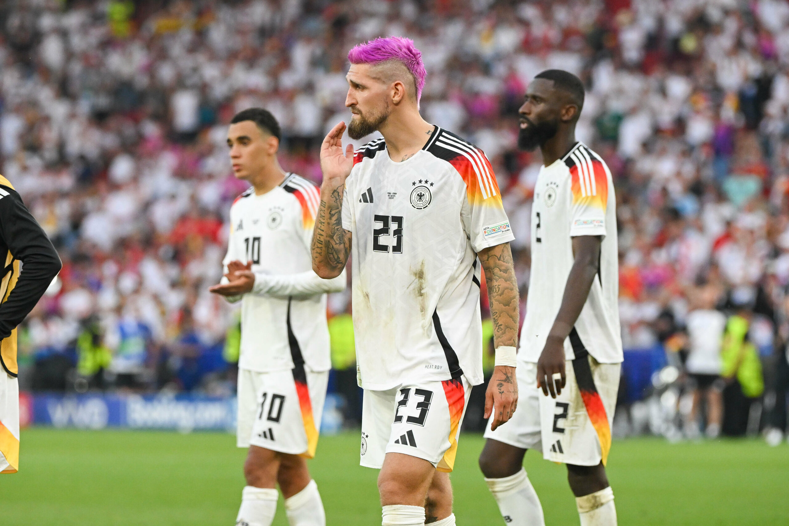 Enttäuscht nach dem Aus gegen Spanien im Viertelfinale: Jamal Musiala, Robert Andrich und Antonio Rüdiger (v.l.)