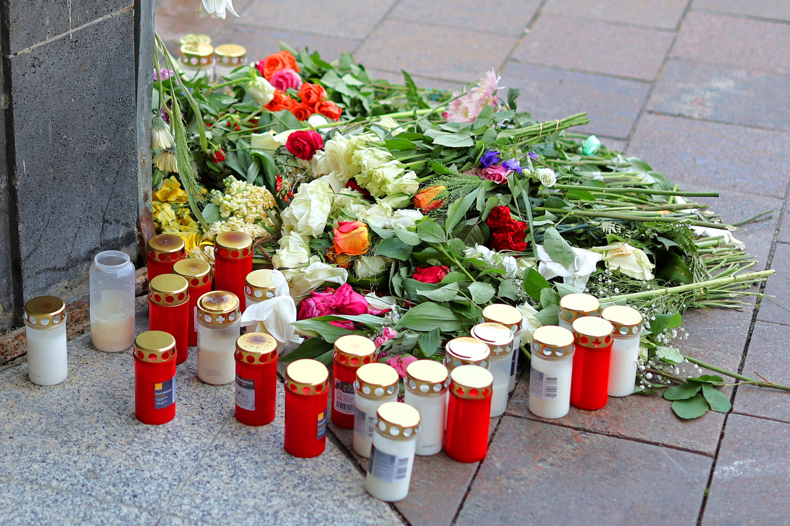 Blumen und Kerzen wurden an der Unfallstelle abgelegt