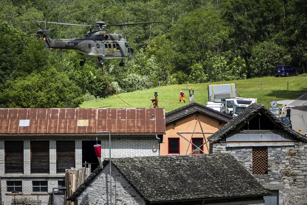 Ein Helikopter des Schweizer Militärs landet in Prato Sornico, im Maggiatal.