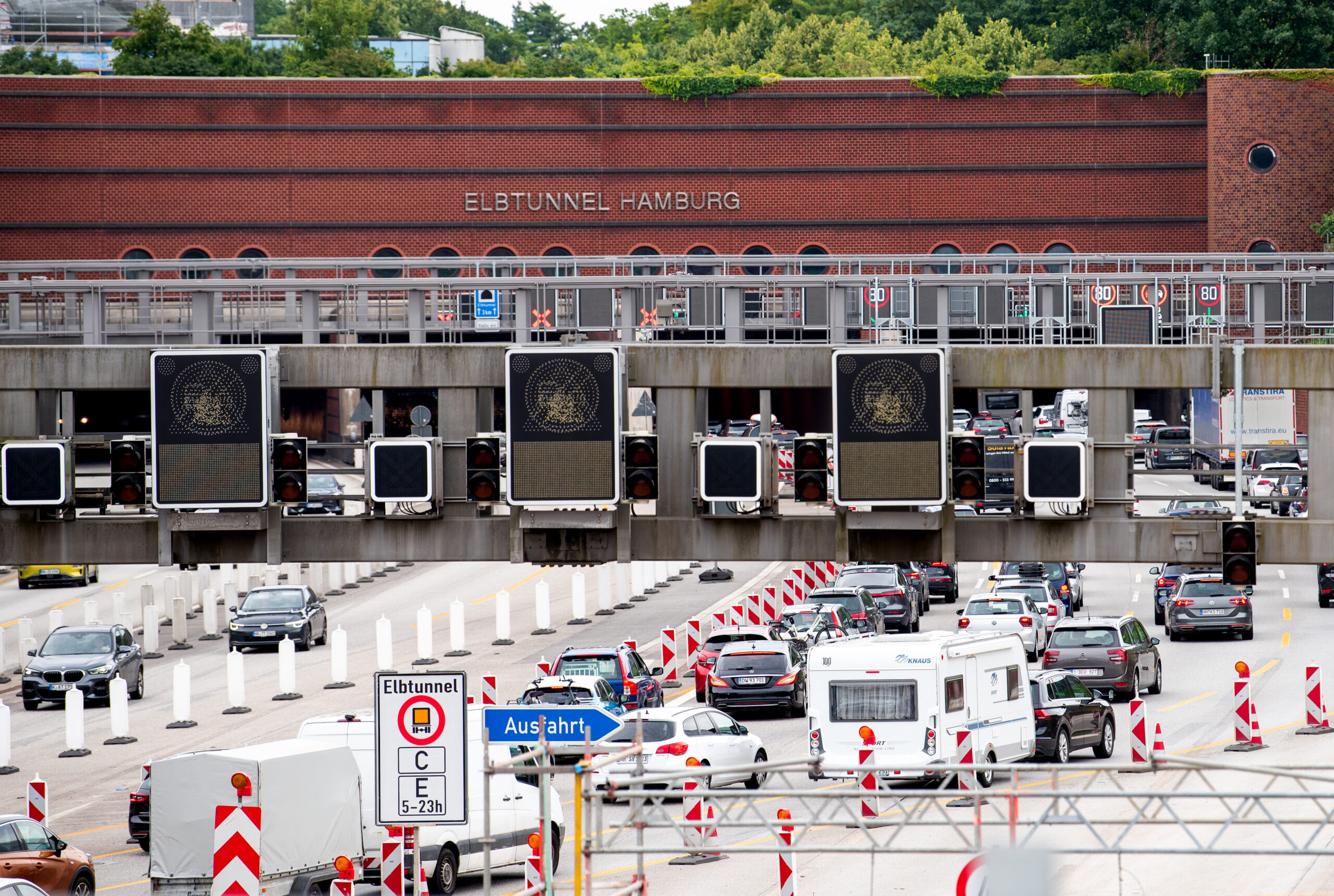 Autos stehen vor dem Elbtunnel