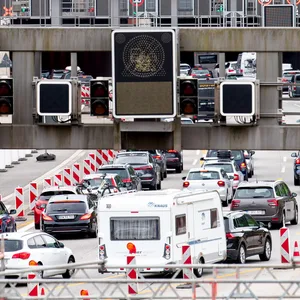 Autos stehen vor dem Elbtunnel
