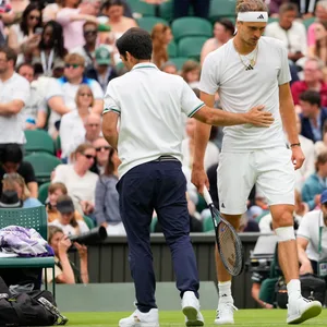 Alexander Zverev mit Bandage am Knie