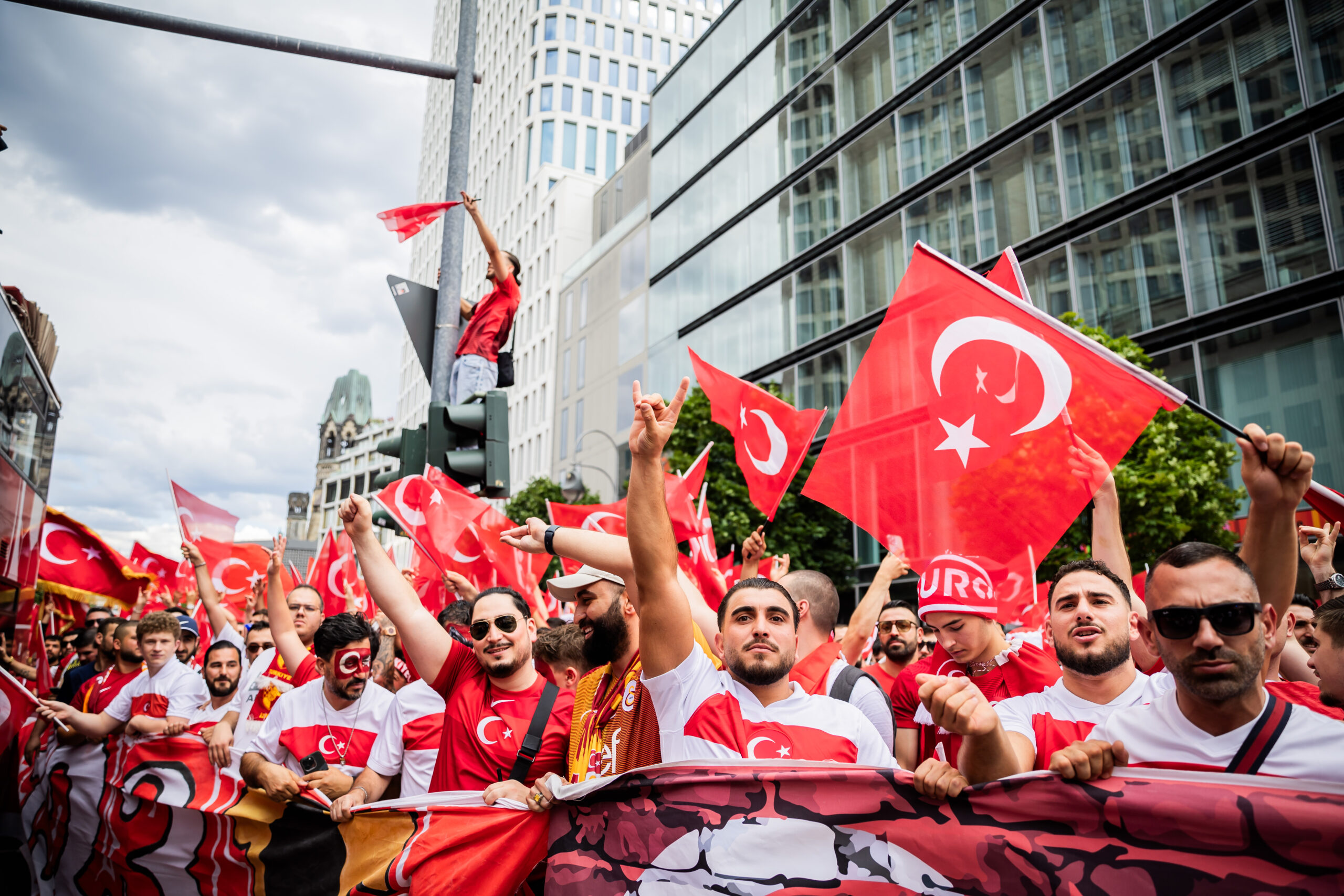 Einige Türkei-Fans zeigten bei einem Fanmarsch Richtung Olympiastadion den „Wolfsgruß“.