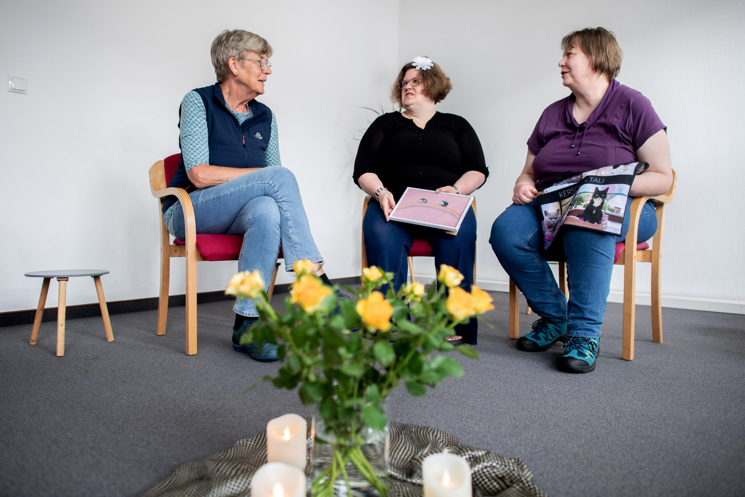 Michaela Höck, Nina Zirkwitz und Uta Kindereit während einer Sitzung der Trauergruppe für Tierhalter