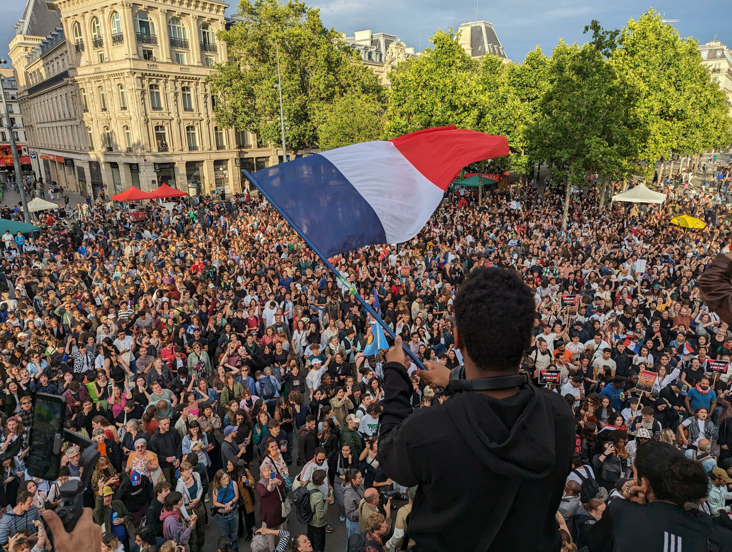 Tausende feierten den Wahlsieg des Linksbündnisses in Paris.