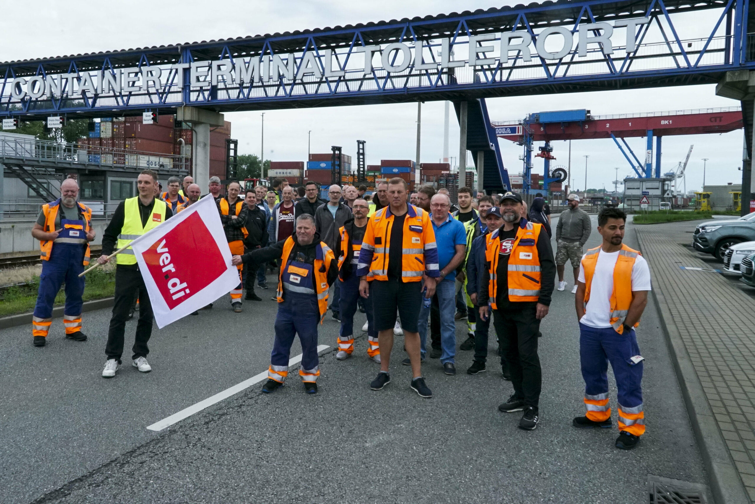 Seit Dienstag ruht die Arbeit in den Häfen in Hamburg und Bremerhaven. Am Mittwoch will die Gewerkschaft den Druck auf die Arbeitgeber noch erhöhen.